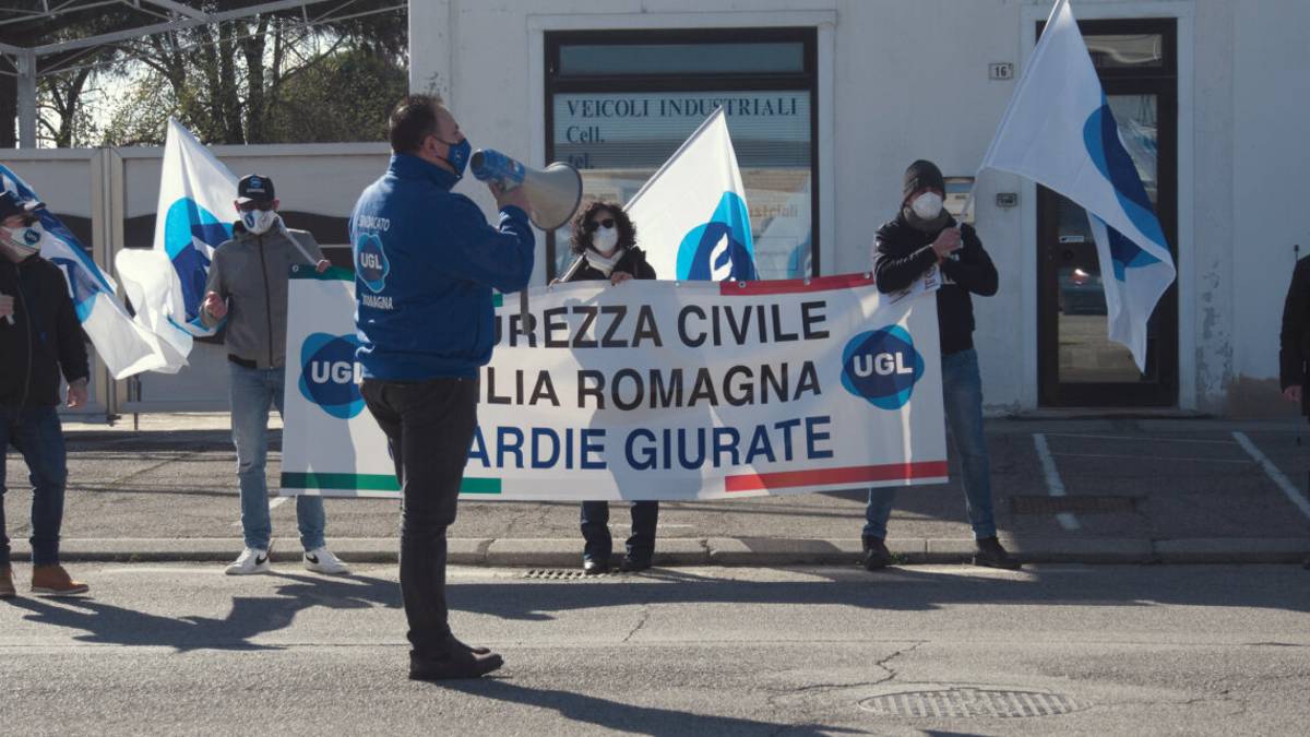 Ravenna, sit in di protesta delle guardie giurate dell'Ugl alla Ibs