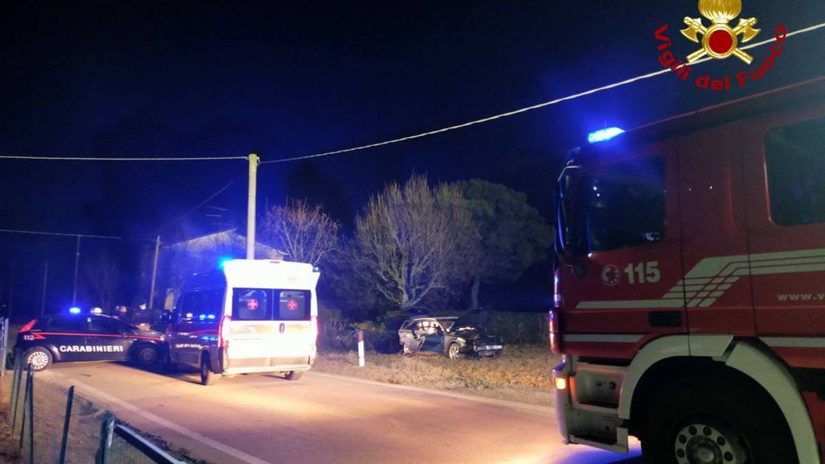 Longiano, incidente nella notte: esce di strada e abbatte una linea Telecom