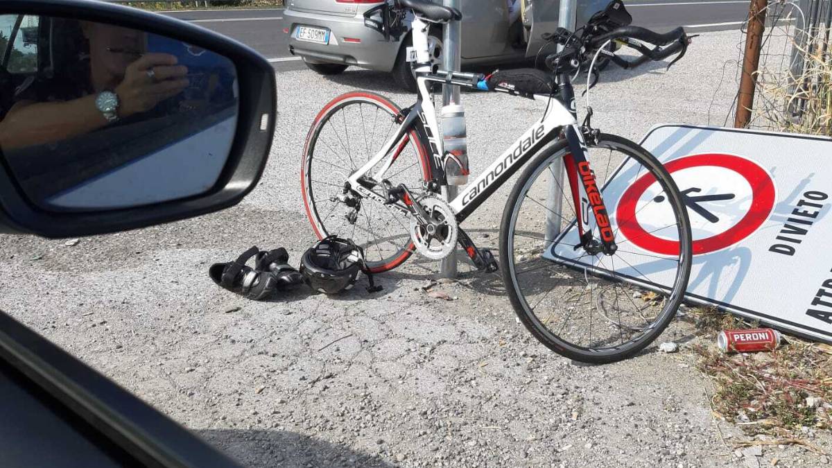 Rimini, si allena per l'Ironman in autostrada. Fermato e multato
