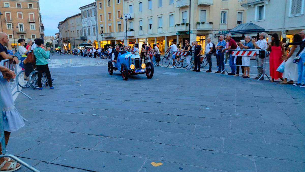 Gran premio Nuvolari, le vecchie signore sfilano tra due ali di folla nel cuore di Rimini
