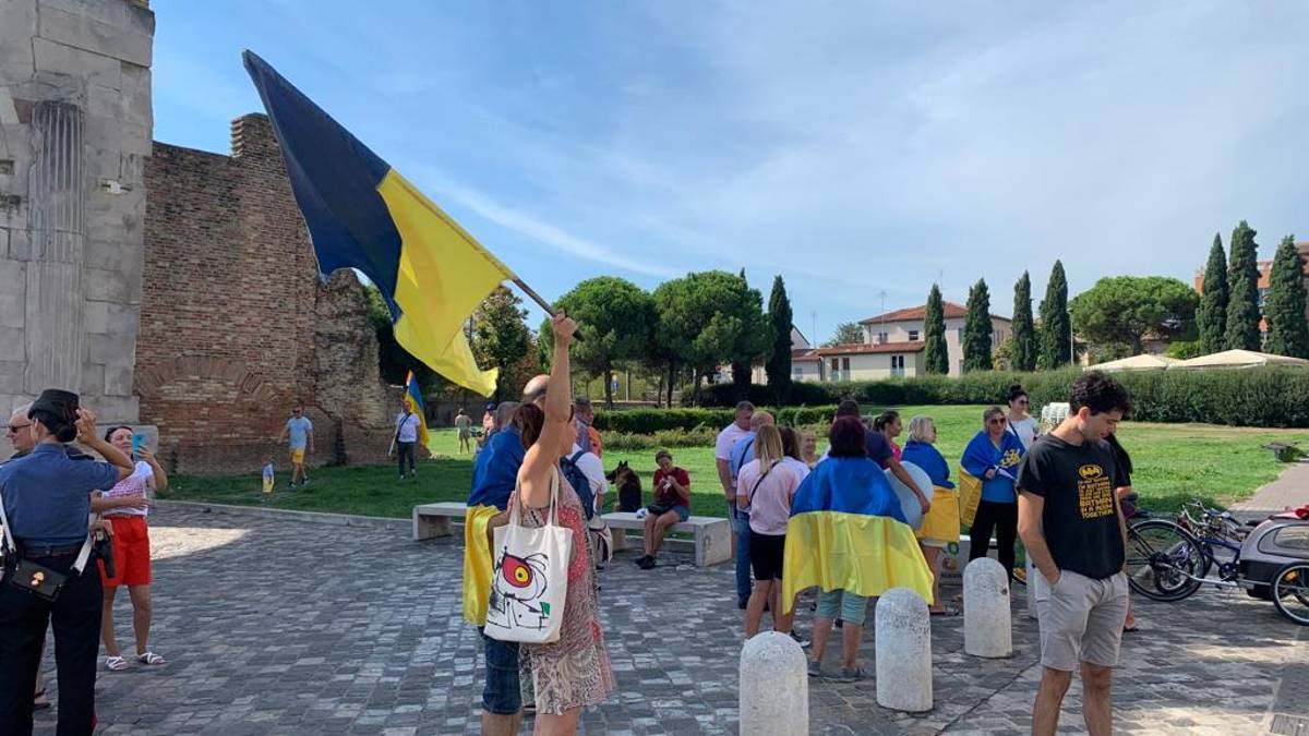 Messa per la russa Dugina, la protesta all'Arco d'Augusto da parte degli ucraini VIDEO