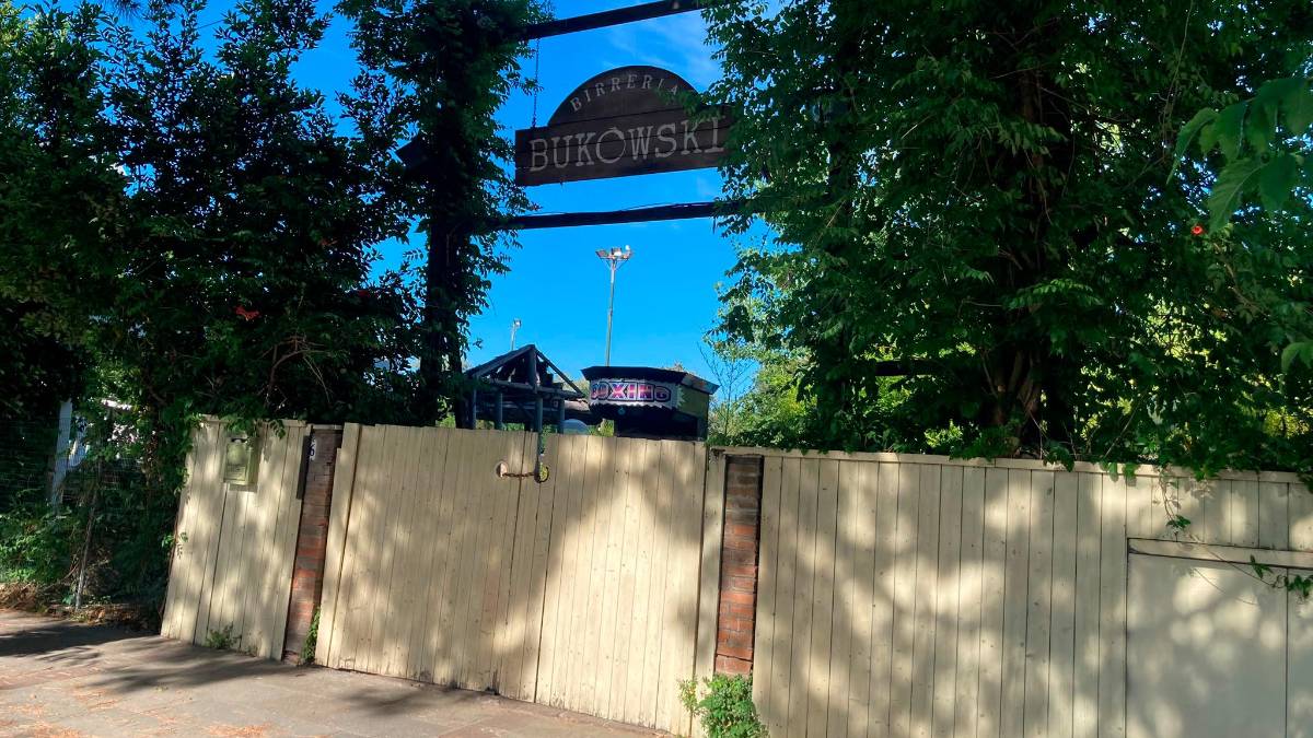 L’ingresso della Taverna Bukowski a Marina di Ravenna