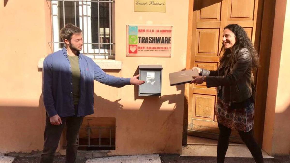 Coronavirus e scuole chiuse: 82 pc e tablet donati a Cesena