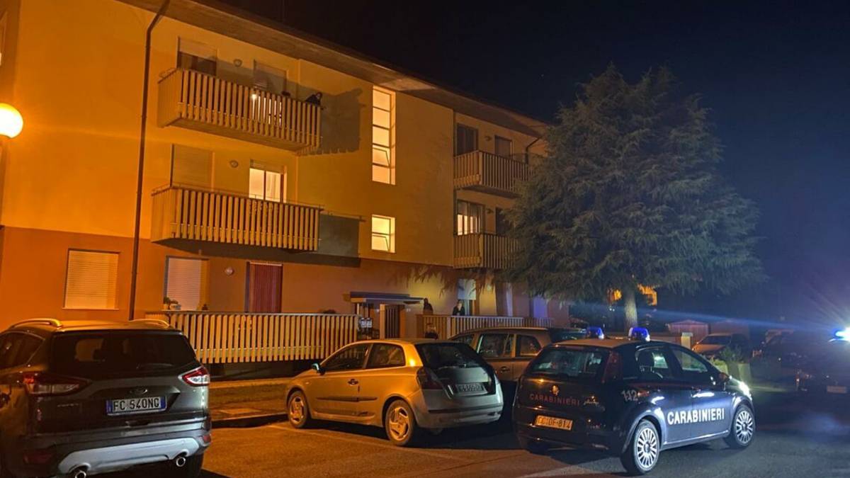 Uccide la madre e scappa nudo per Borello di Cesena - VIDEO