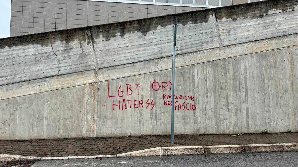 Rubicone, nuove scritte omofobe e neo fasciste a Gatteo e San Mauro: sdegno e denunce