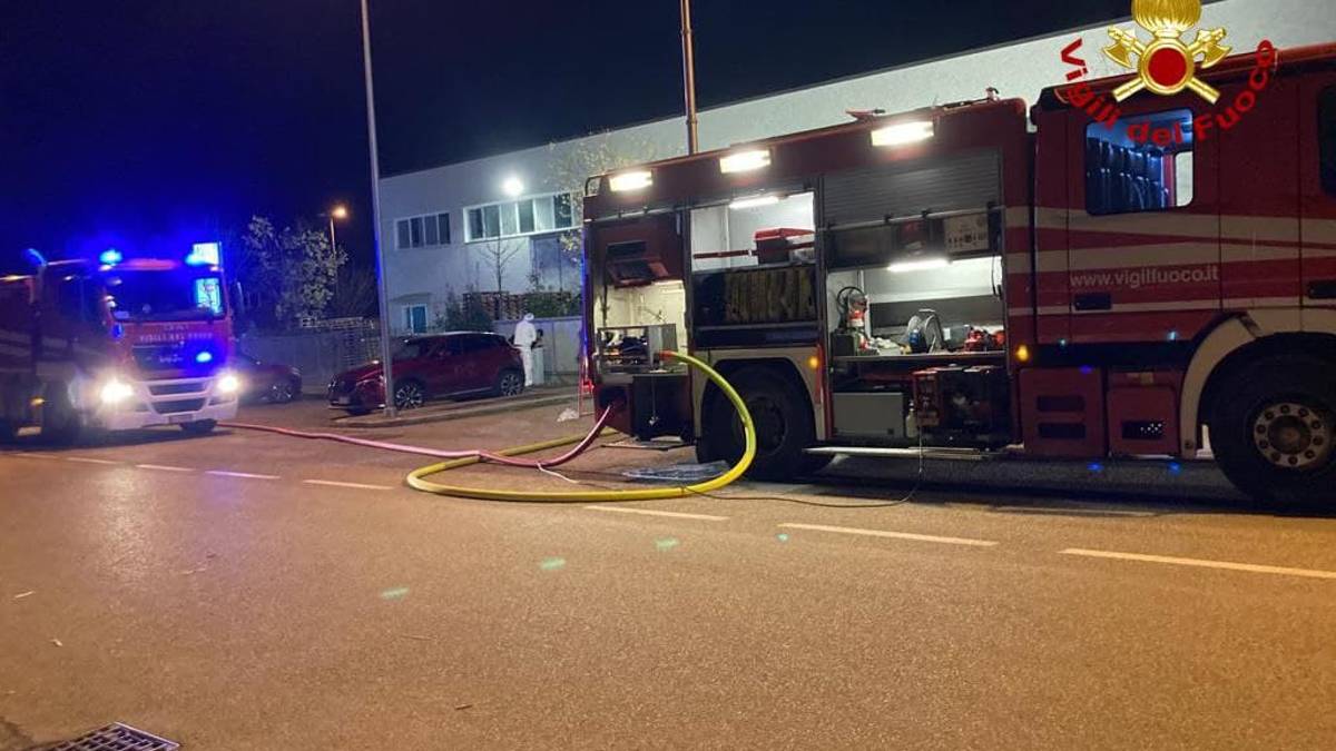 Forlì, notte di fuoco per Piadina Loriana: incendio in un capannone in via Colorni