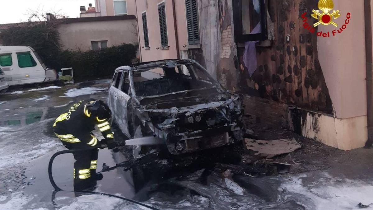 Gatteo, auto in fiamme in via Allende: abitazione salvata dai vigili del fuoco
