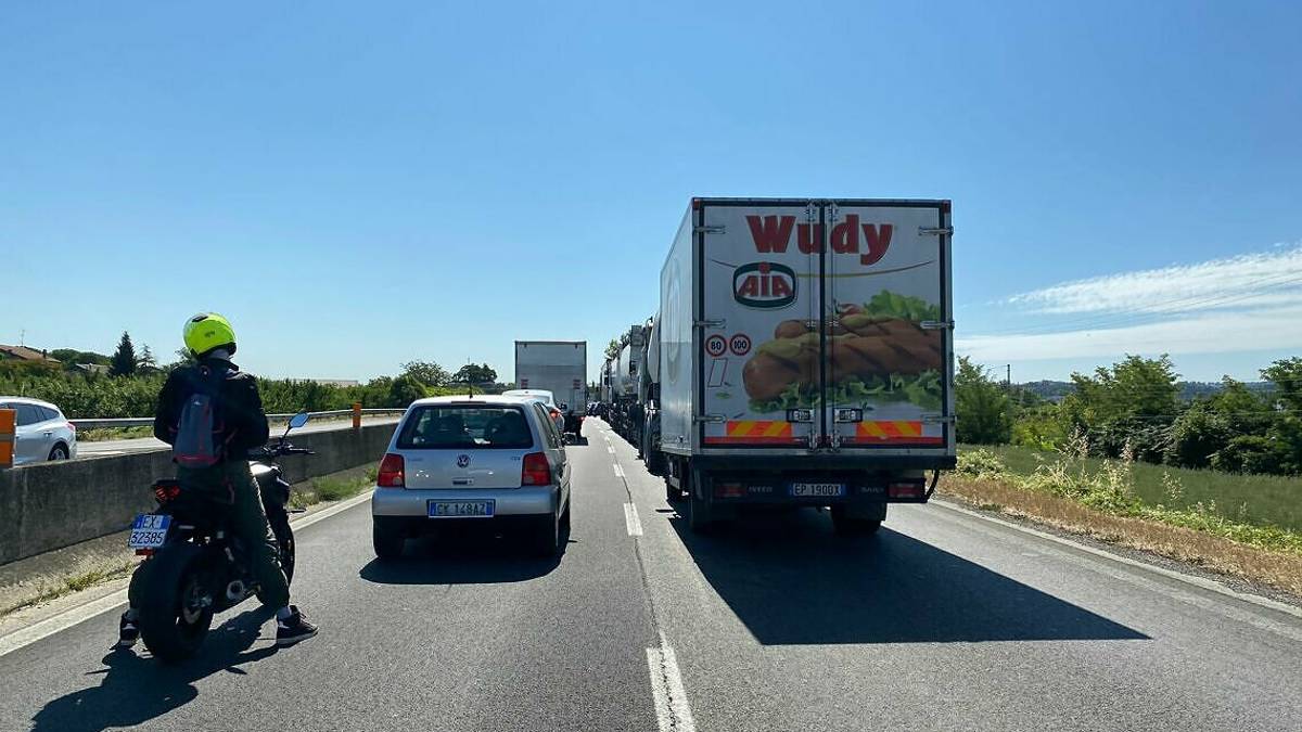 Cesena, Secante: la gente dal finestrino butta di tutto. Via alla pulizia delle uscite 3 e 4