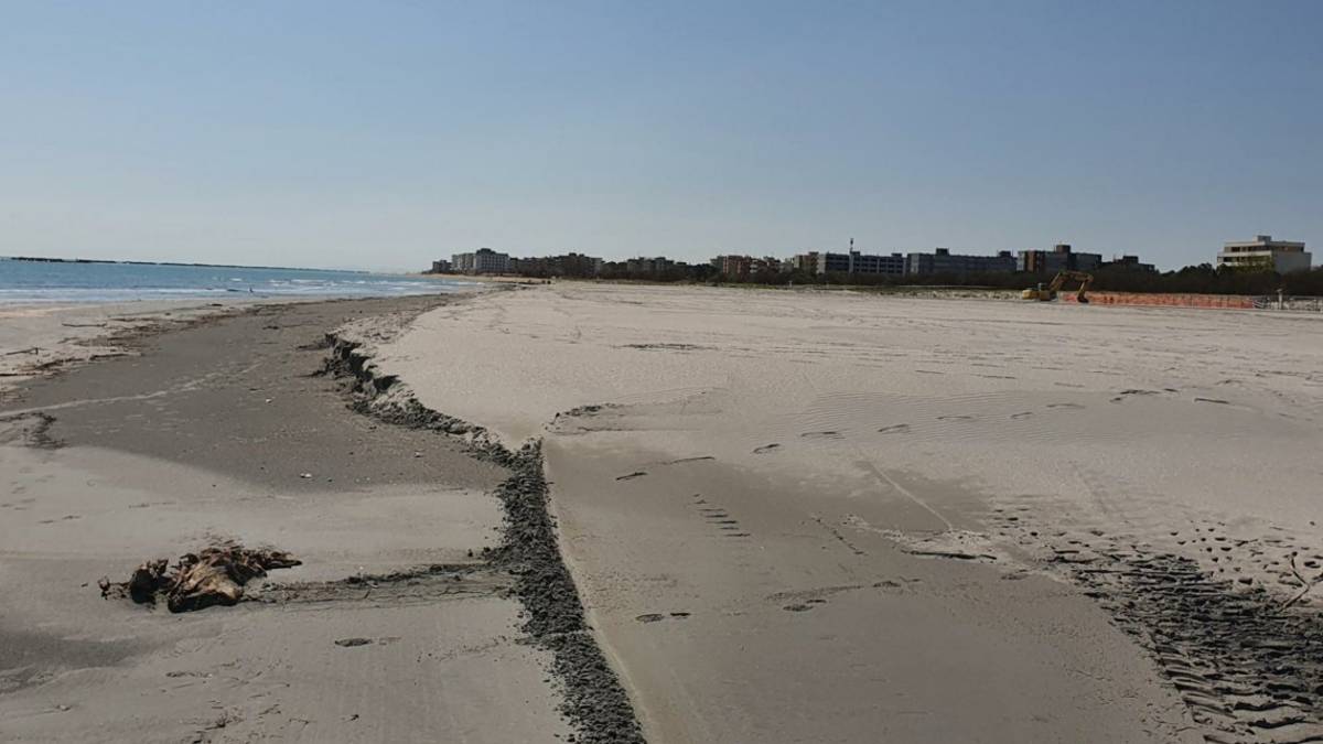 Ravenna, via al ripascimento della spiaggia di Lido Adriano
