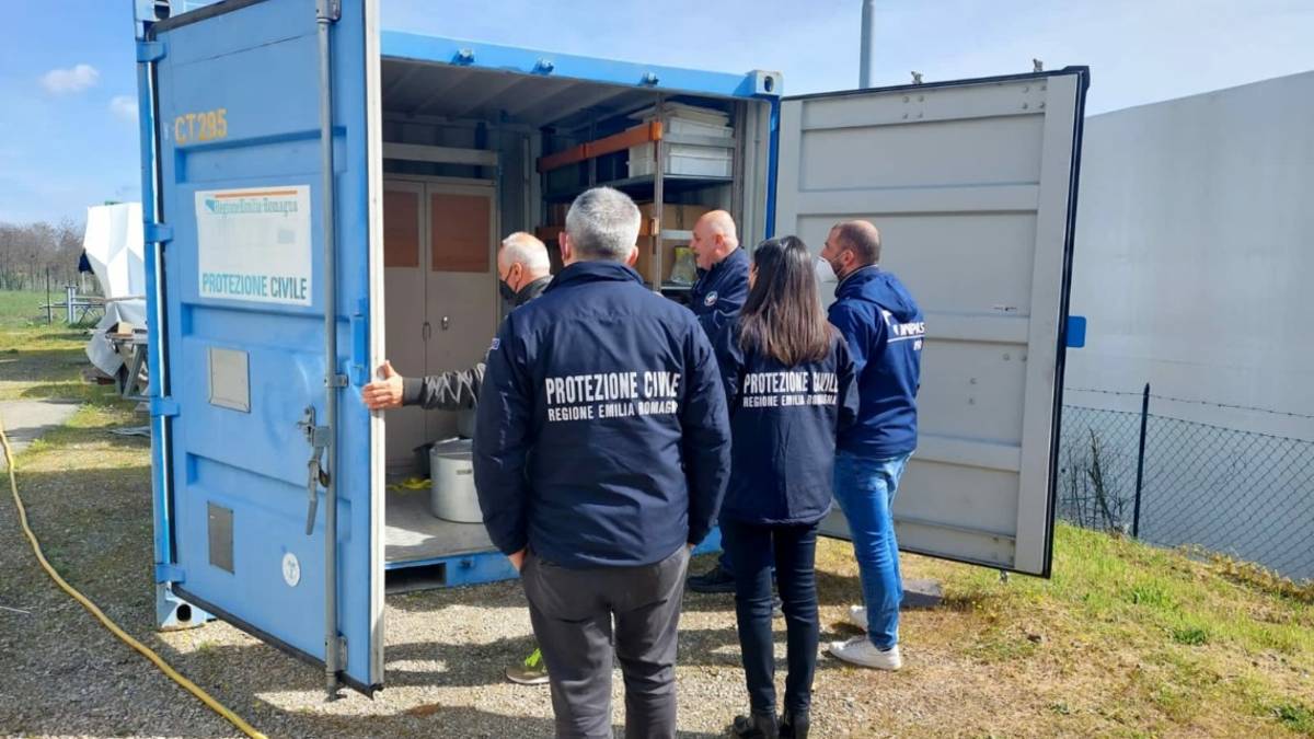 Ucraina, cucina da campo pronta a partire per la Polonia
