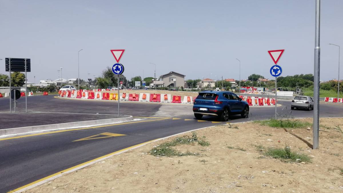 Rimini rotatoria tra Statale 16 e via Cavalieri Vittorio Veneto aperta in tutte le direzioni