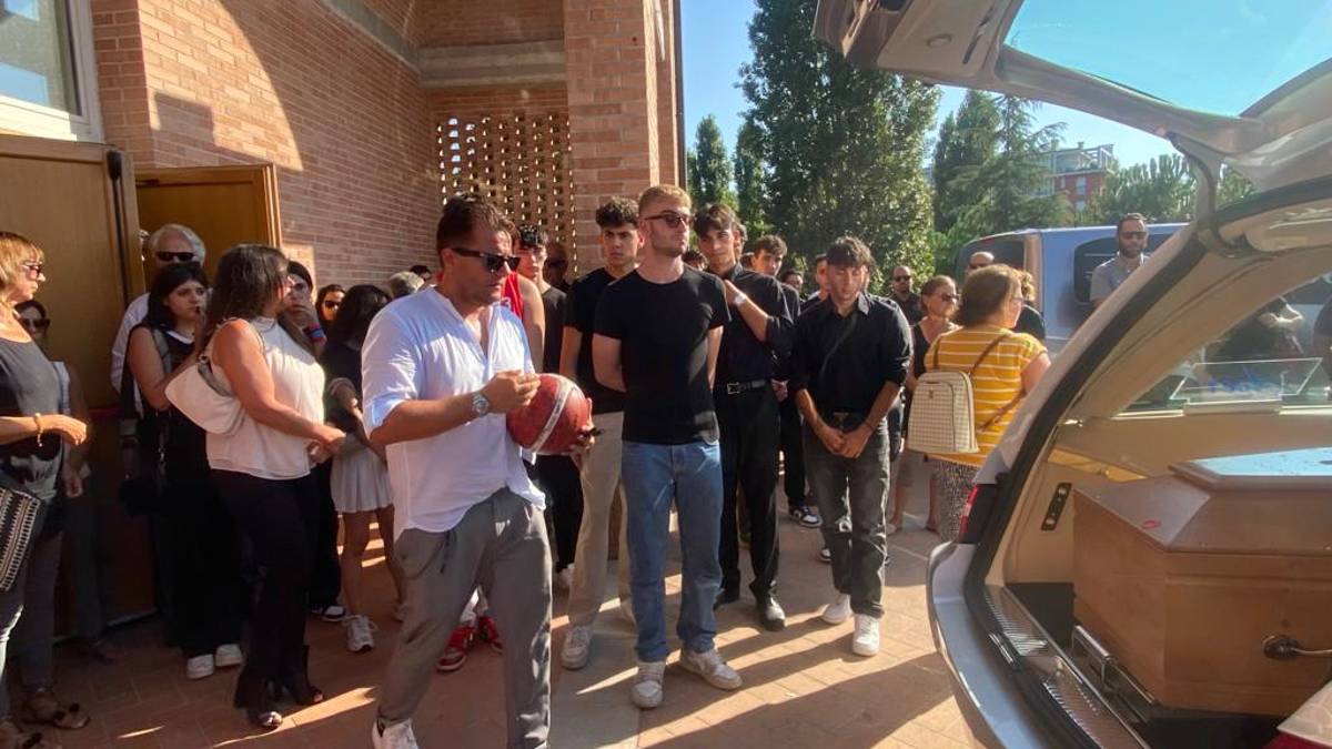 Ravenna. Una folla in lacrime per l'addio ad Alessandro tra moto e maglie da basket
