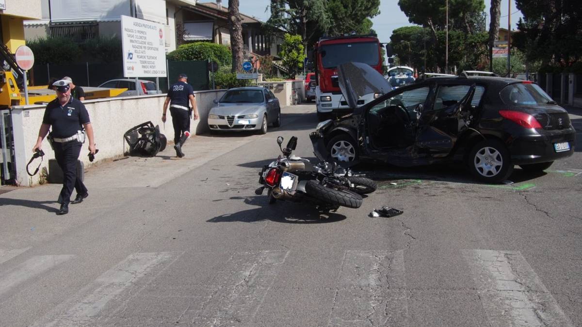 Cervia, terribile incidente tra moto e auto: gravissimo un ragazzo di 18 anni