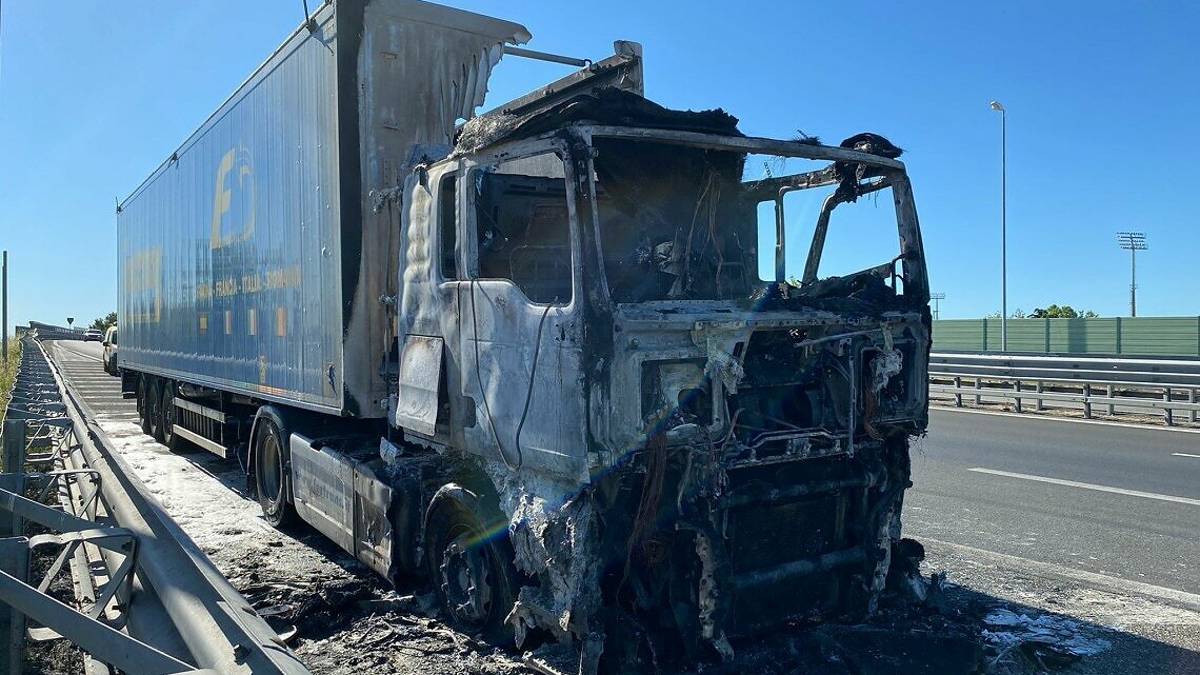 Cesena, camion a fuoco sulla corsia Nord della Secante