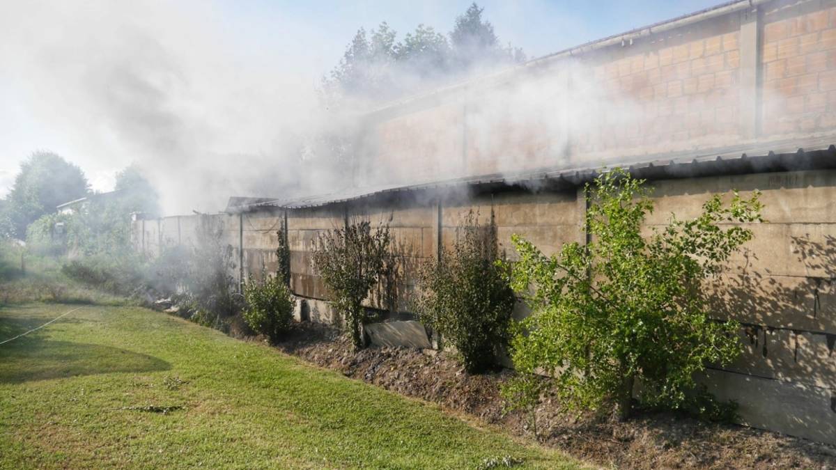 Villanova, incendio in un capannone in via Cocchi