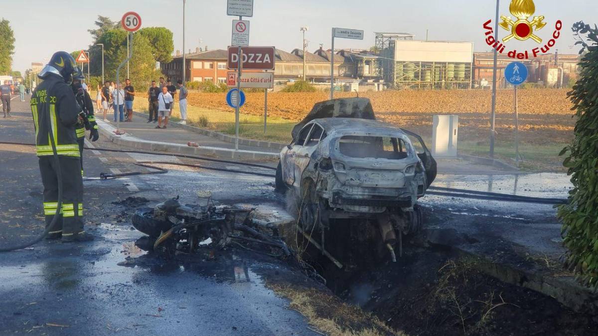 Dozza. Auto e moto vanno a fuoco dopo lo schianto, sei feriti