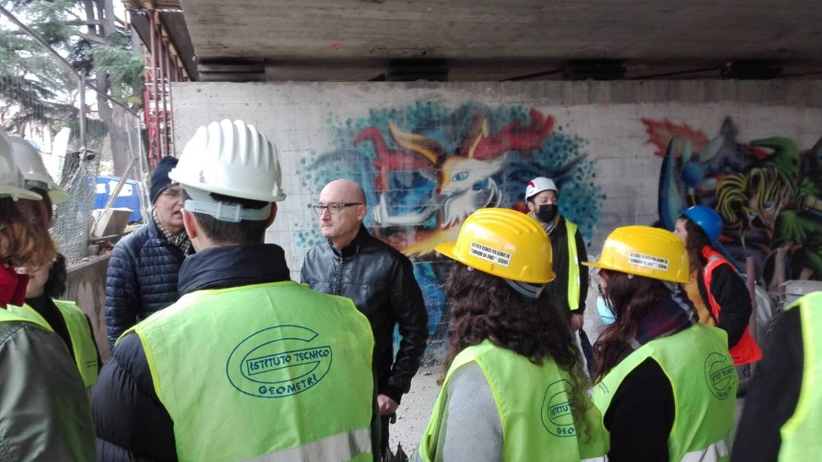 Cesena, studenti a lezione nel cantiere del viadotto Kennedy
