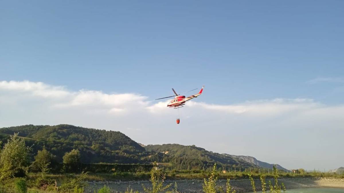 Incendio di Casola Valsenio, in fiamme ettari di bosco - VIDEO