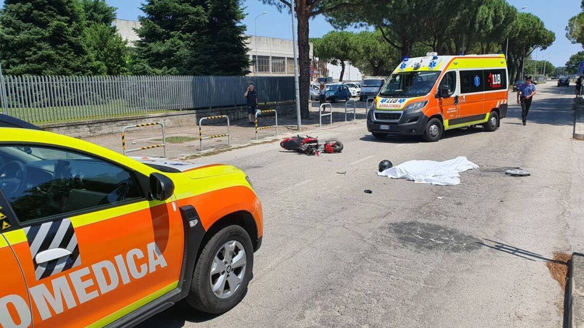 San Giovanni. Scontro con un furgone: muore motociclista