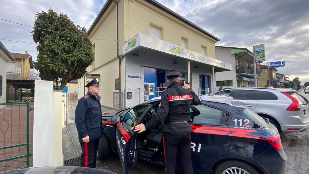 Sequestrarono i clienti di una banca a Cesena e sparirono con 86mila euro: condanna definitiva per i 4 banditi
