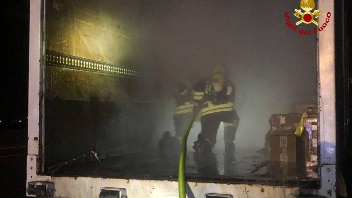 I pacchi prendono fuoco in A14: camion in fiamme nella notte tra Forlì e Faenza