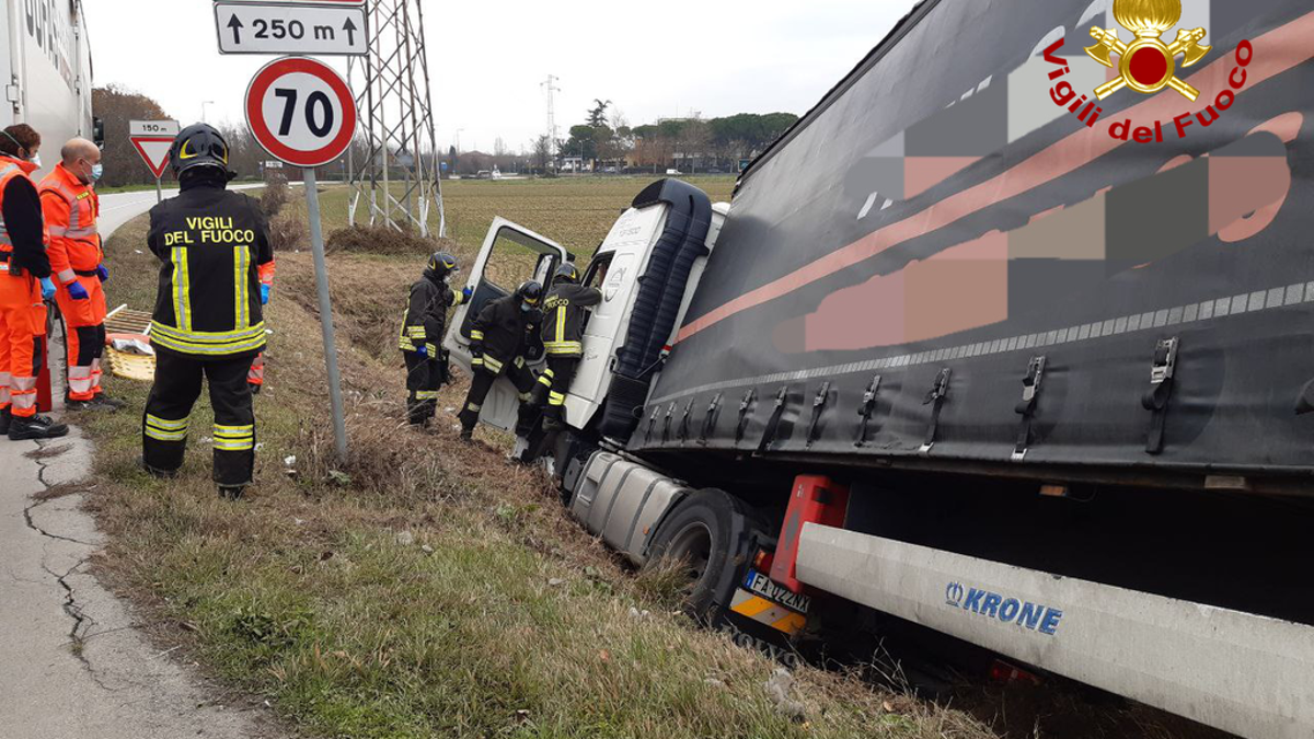 Forlì, esce di strada con il camion e rimane incastrato: intervengono i Vigili del Fuoco