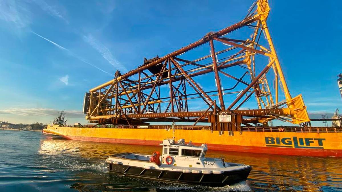 Ravenna, una piattaforma alta 90 metri e pesante 3mila tonnellate in viaggio verso l’Argentina