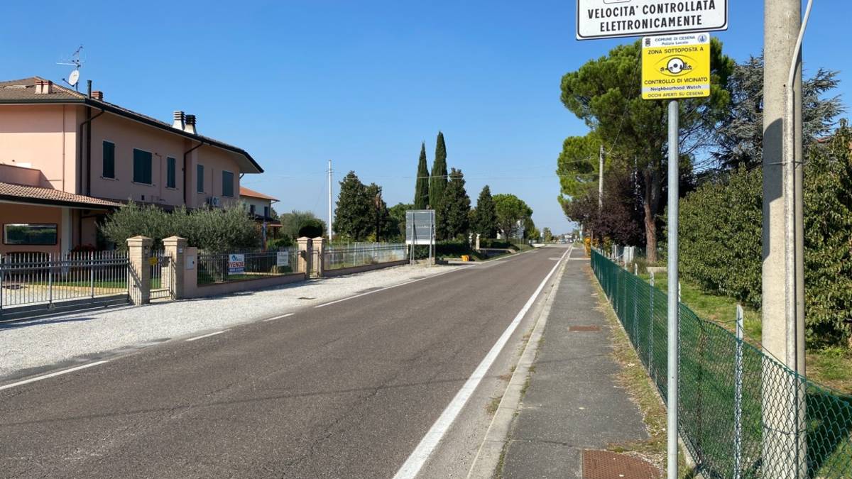 Cesena, tornano i chiodi in via San Cristoforo: gomme bucate, proteste e controlli