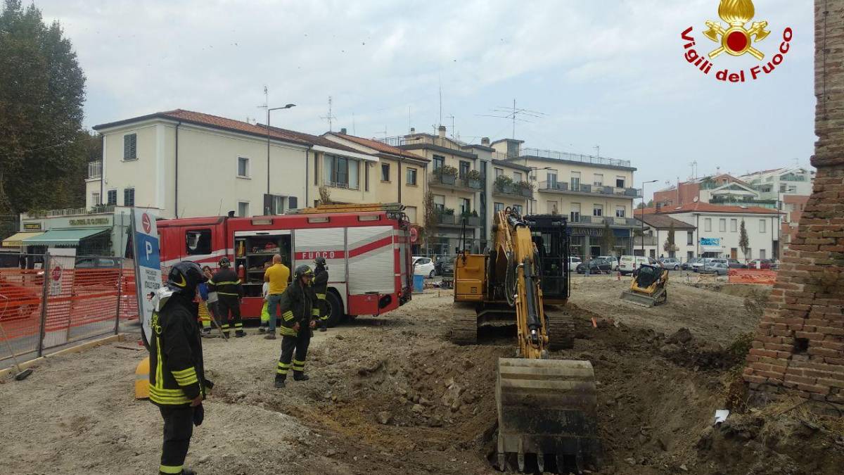 Rimini. Cavi tranciati da un escavatore, scoppi in piazza Malatesta