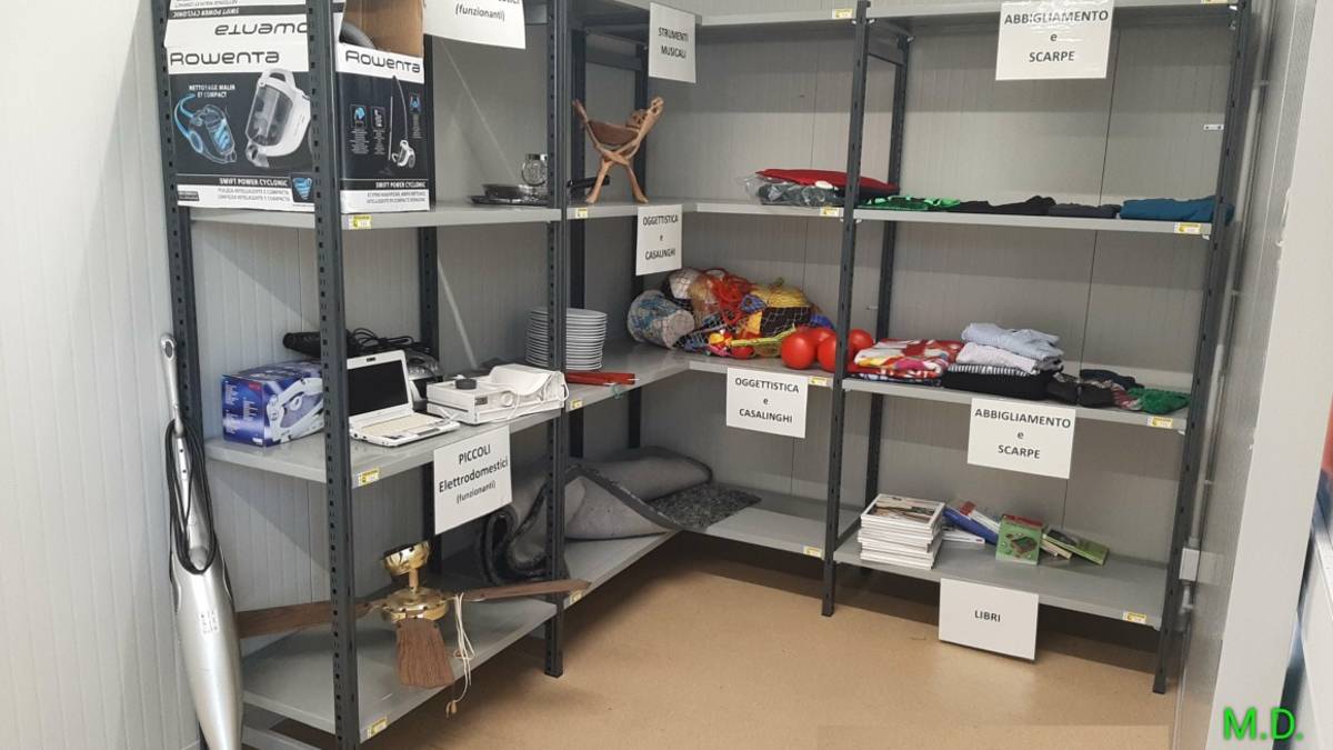 Rimini, piatti, tappeti, mobili, libri: l'area del riuso funziona