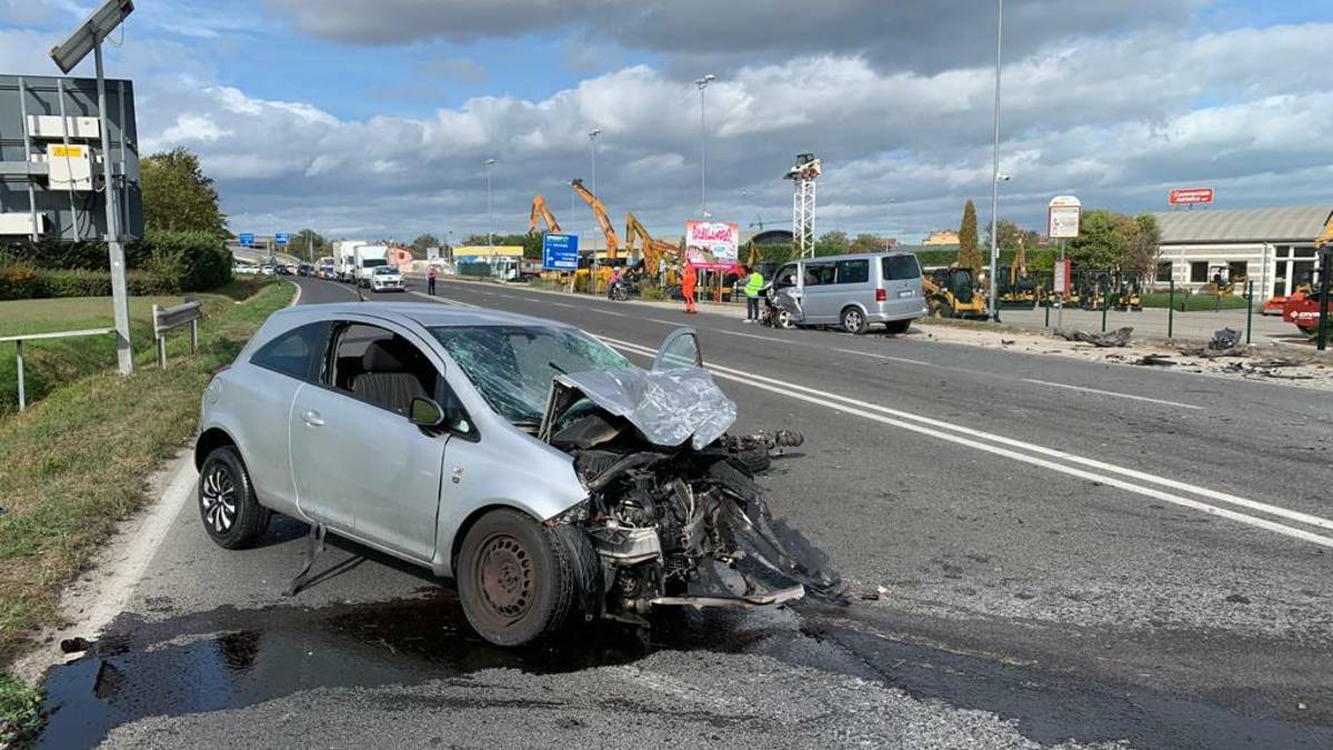 Rimini. Frontale sulla via Emilia, tre feriti