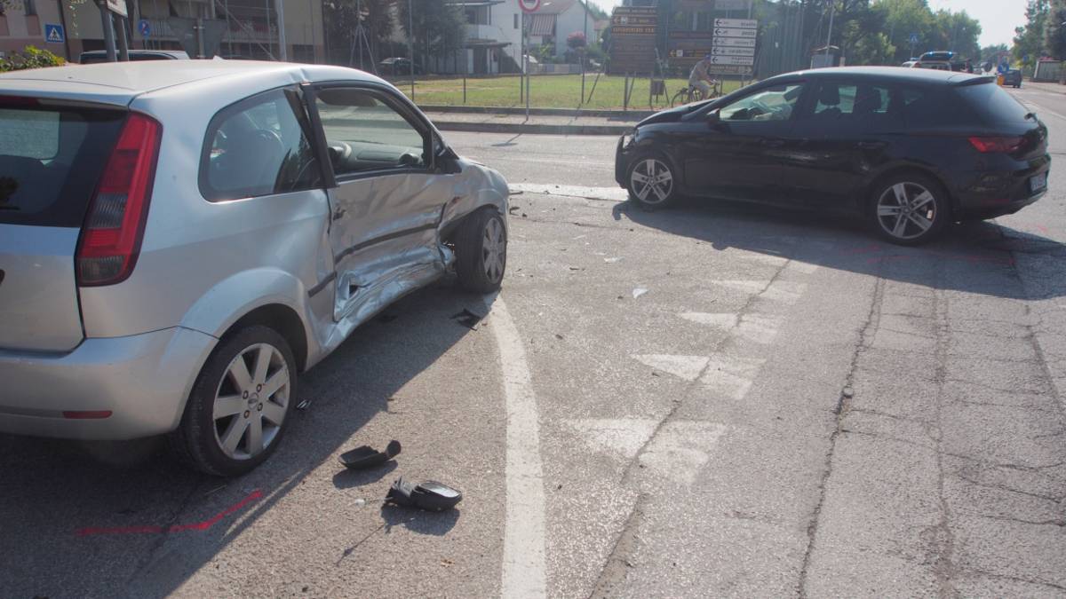 Incidente tra due auto a Cotignola, feriti un 32enne e un anziano