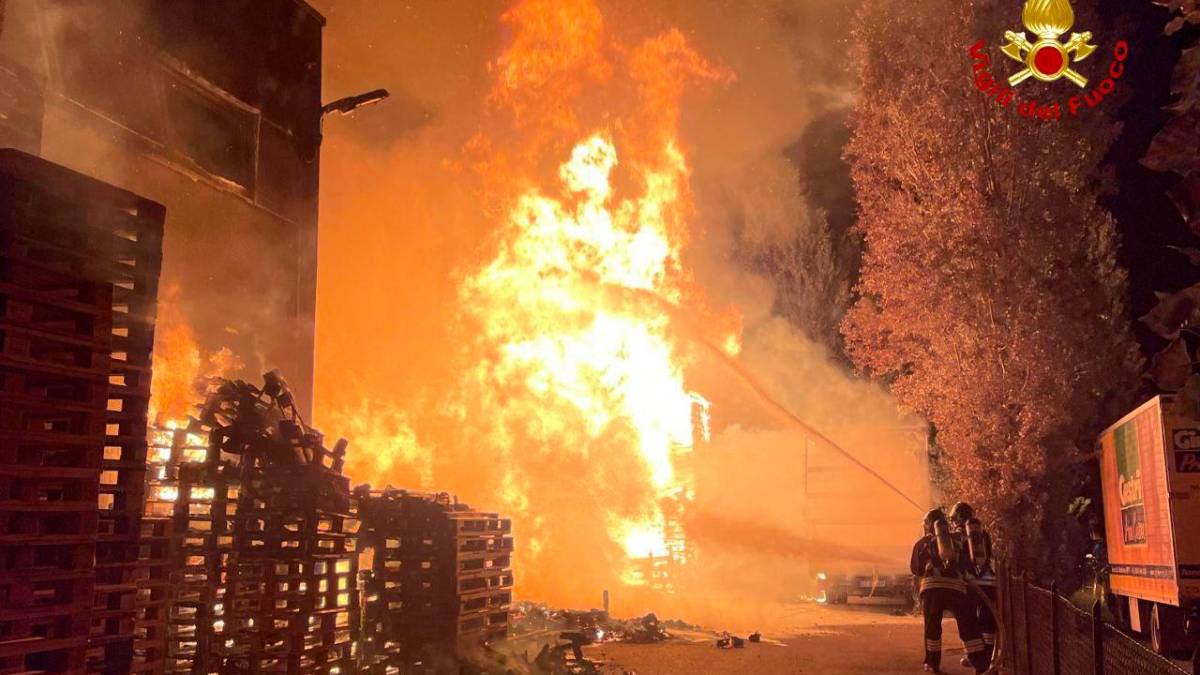 Enorme incendio nella notte a Forlì, sette squadre per domarlo