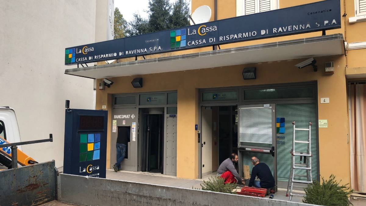 Bancomat esploso nella notte a Cesenatico