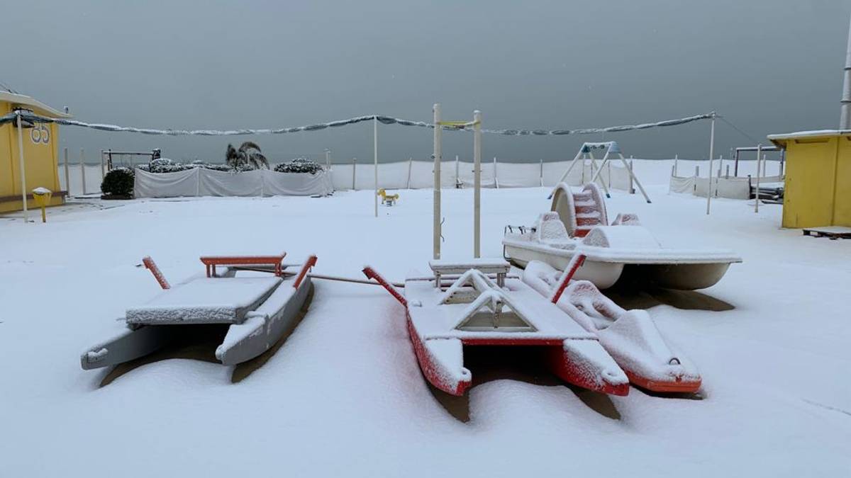 Rimini, passeggiando sulla spiaggia coperta di neve VIDEO GALLERY