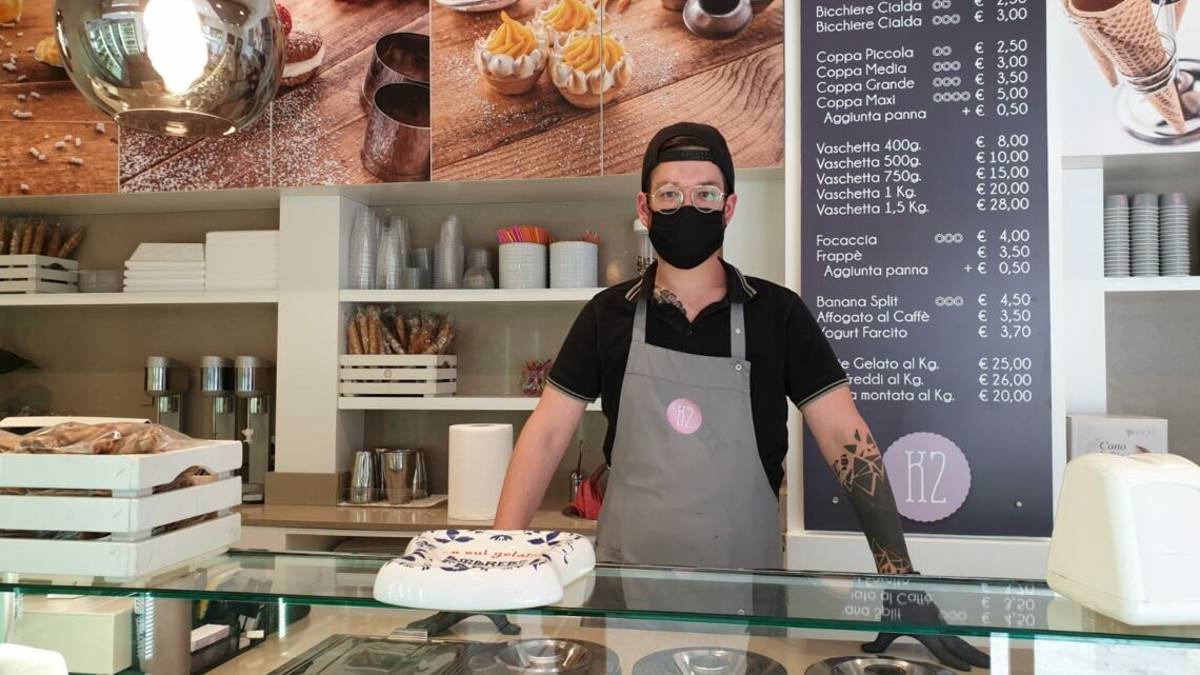 Piadinerie e gelaterie protestano: «Da noi nessuno può sedersi»