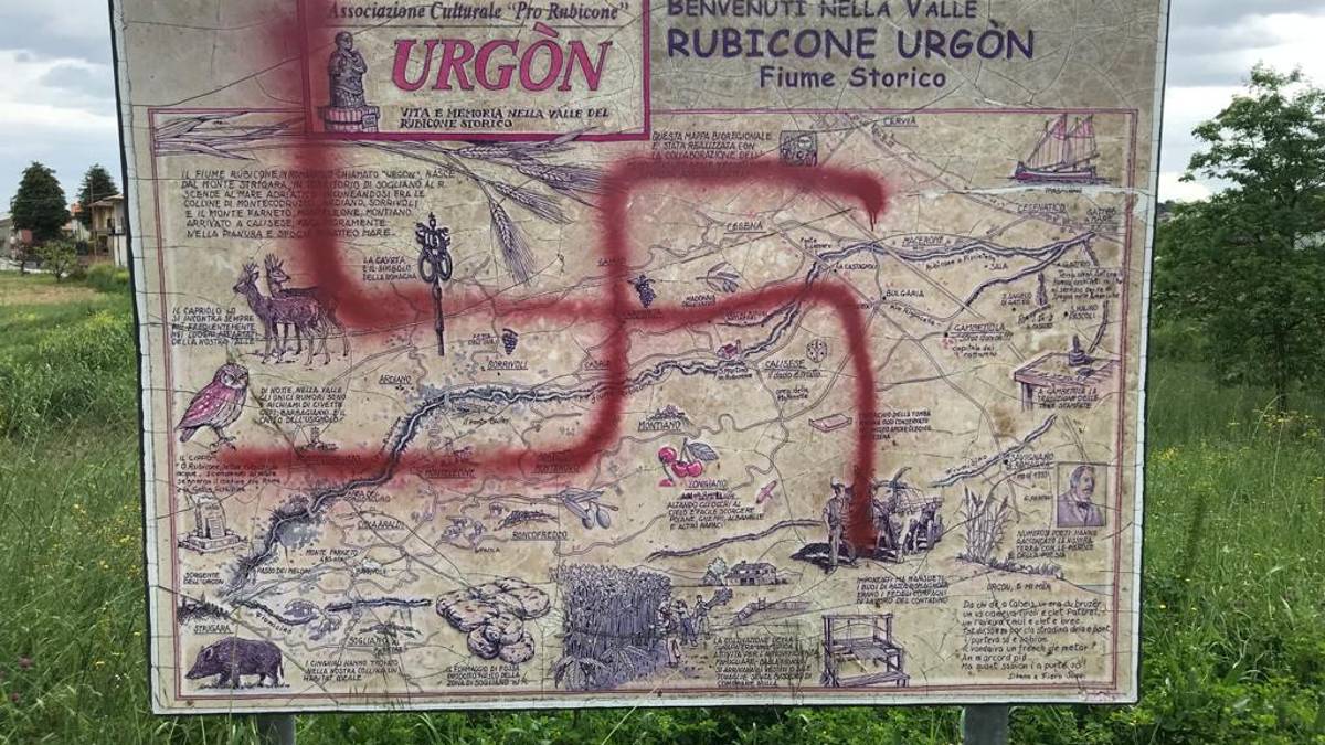 Svastica nel giorno della Liberazione per imbrattare i cartelloni dei sentieri dell'Urgon a Calisese di Cesena
