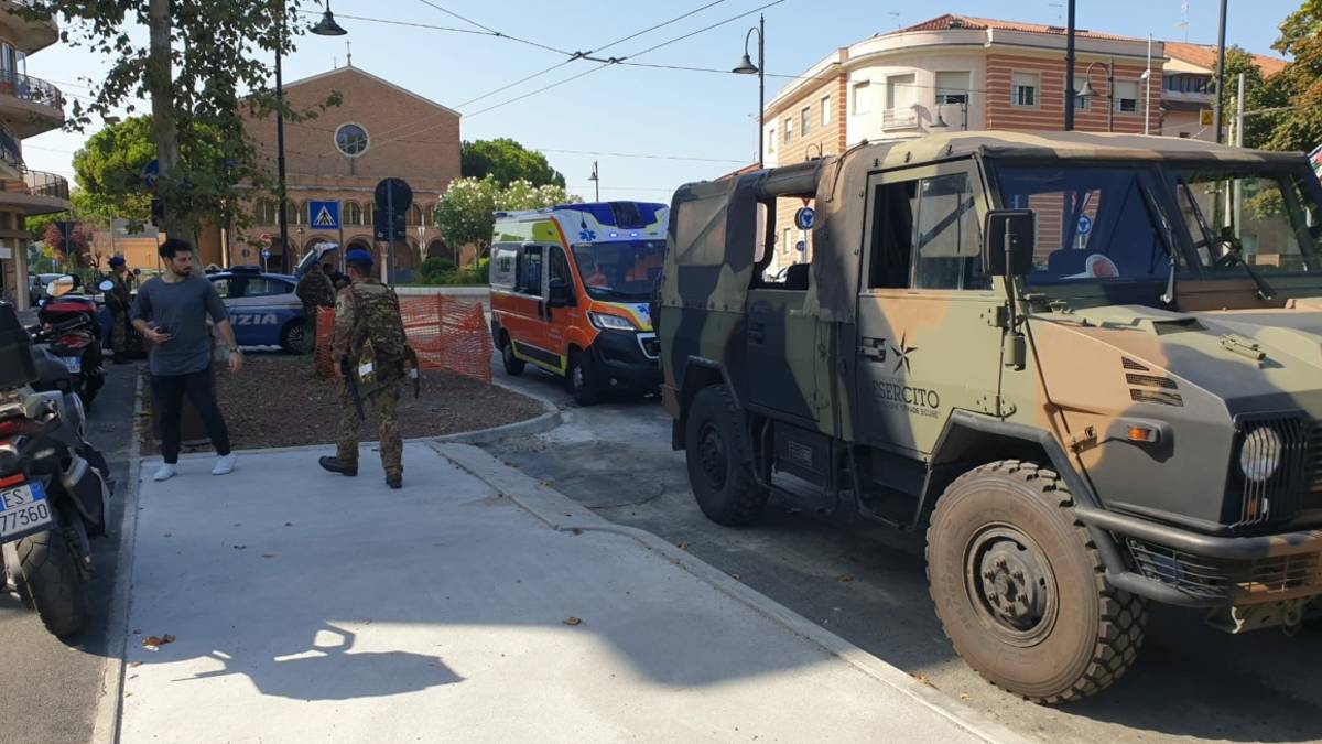 Rimini. Non riesce a fare una ricarica: bottigliata in faccia al commesso
