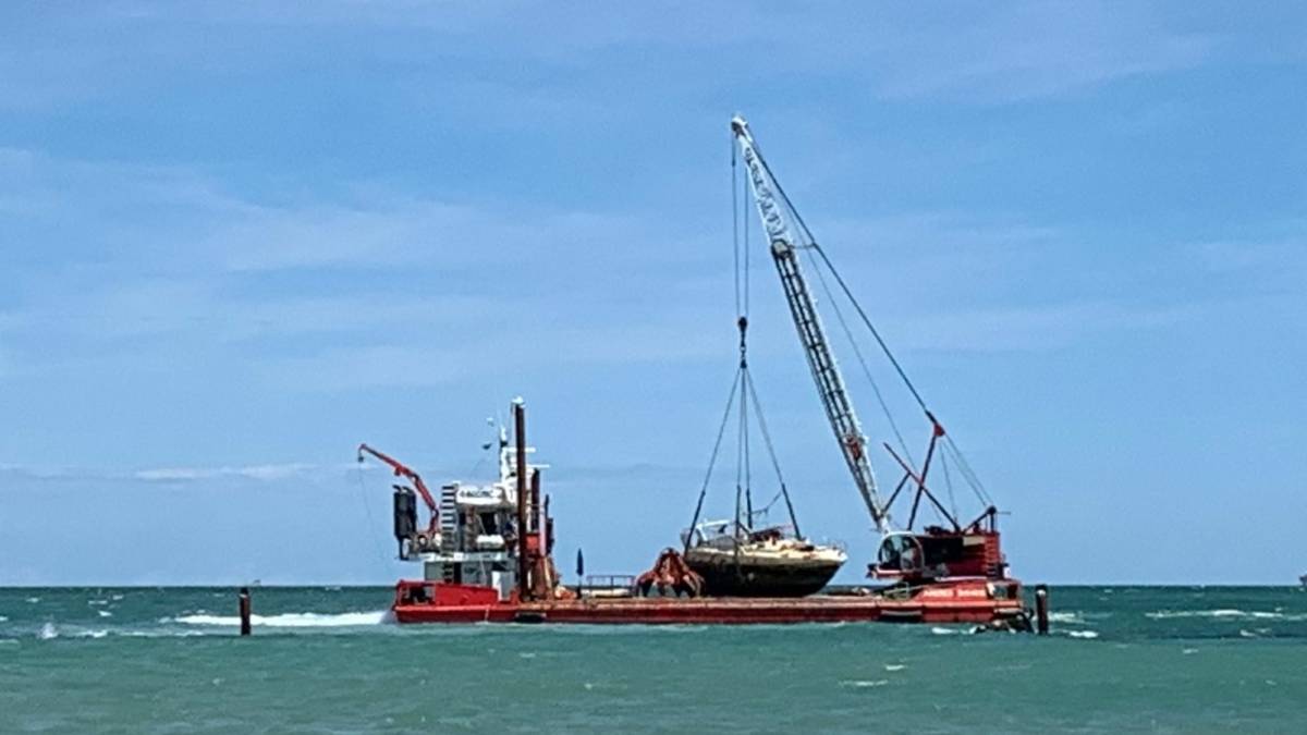 Rimossa la barca arenata a Lido di Dante. Il proprietario l'aveva lasciata in mare, è dovuto intervenire il Comune