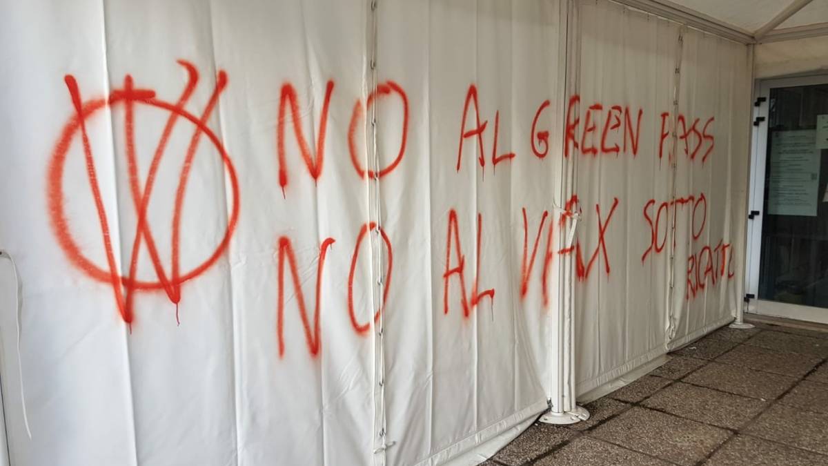Rimini, no vax imbrattano il gazebo dell'anagrafe