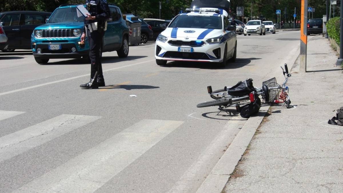Ravenna, cade dalla bici e sbatte la testa: ragazza in gravi condizioni