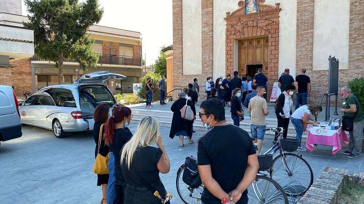 L'addio al 45enne di Gambettola morto per il Covid