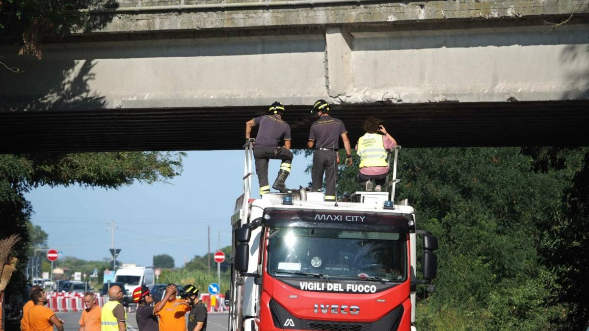 Ravenna. Camion gru urta il Ponte sulla Classicana, pioggia di calcinacci: via Destra Canale Molinetto riaperta al traffico
