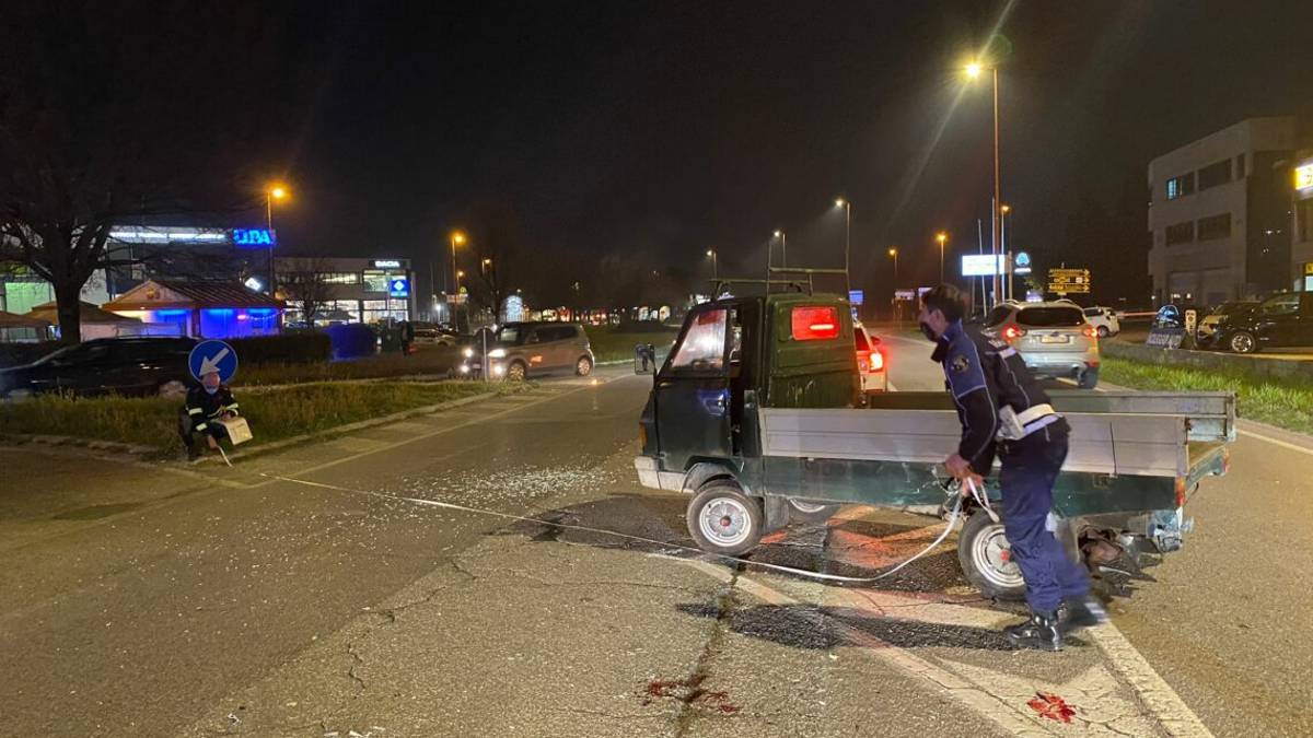 Cesena, incidente con l'Apecar: grave anziano