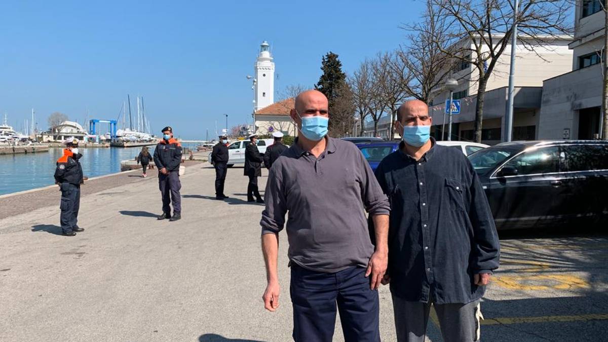 Peschereccio affonda dopo uno scontro, marinai in salvo VIDEO
