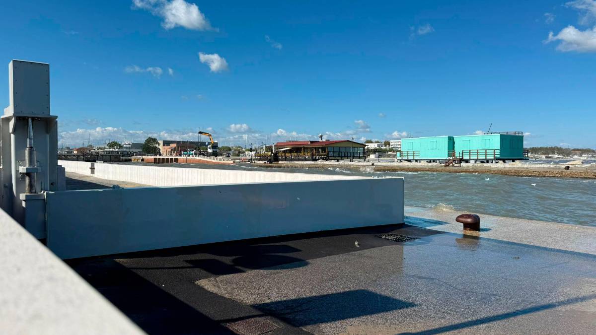 Cesenatico, funzionano le paratie contro le ingressioni marine al molo di Levante
