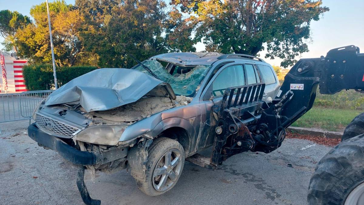 Forlì, auto alluvionate: sgomberato il piazzale della fiera - Gallery