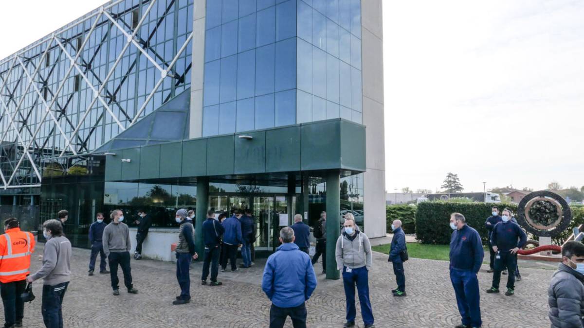 Imola, nuovo sciopero con presidio alla Cefla VIDEO