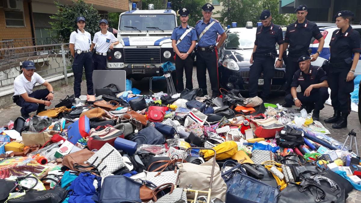 Commercio abusivo, maxi sequestro all'alba a Bellaria
