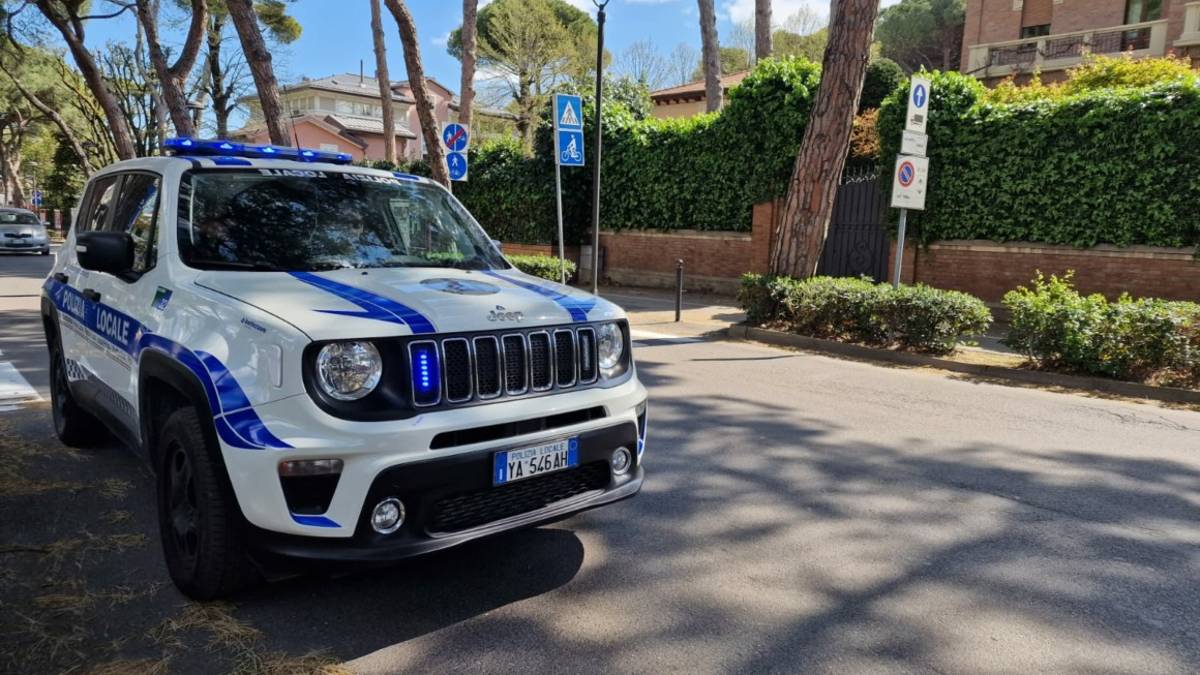 Riccione, incidente: 66enne travolto da un'auto mentre attraversa la strada in bici